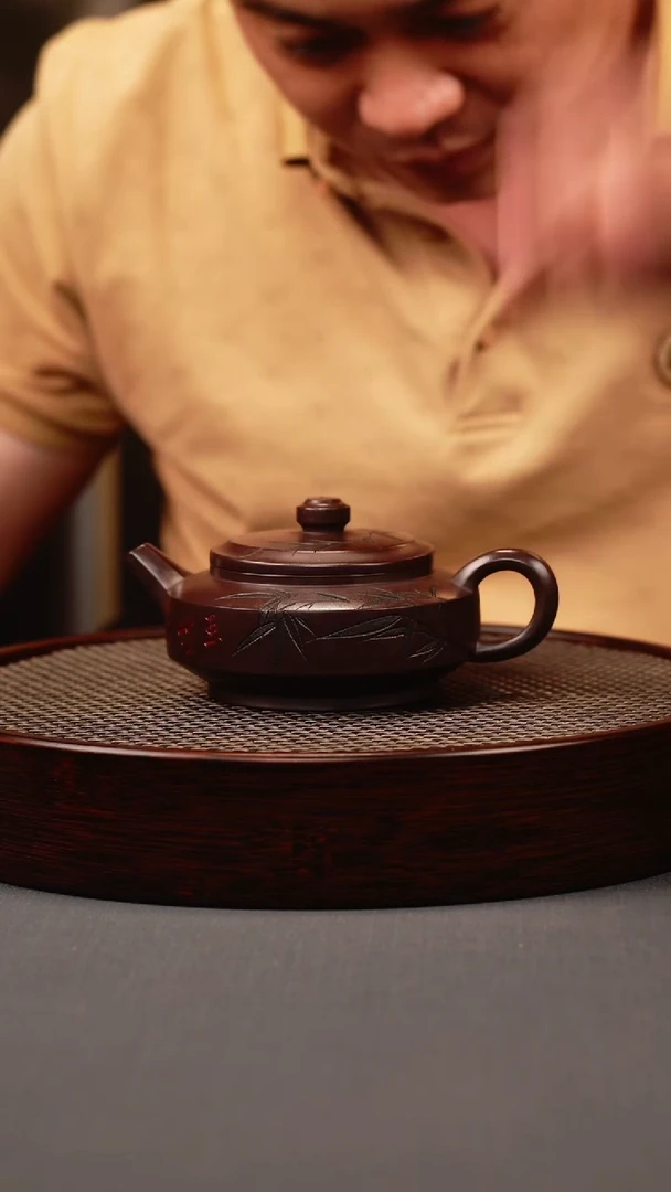 茶壶紫砂古红泥 双腰周盘 刻竹