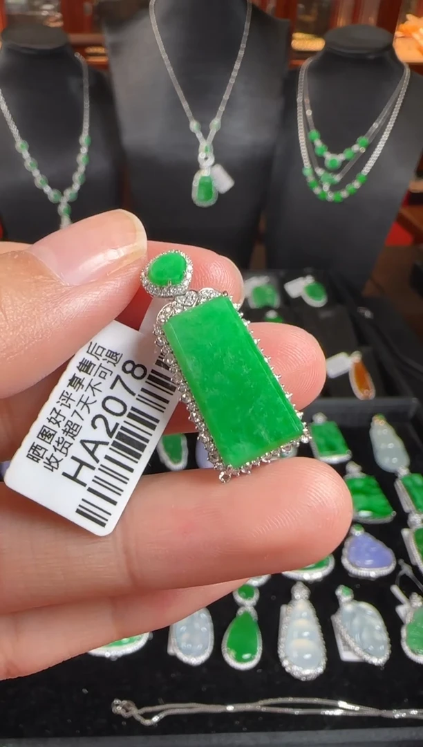 颈饰18K金镶嵌翡翠HA2078绿无事牌
