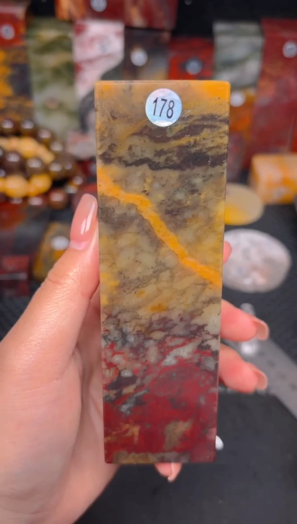 玉桂林鸡血玉摆件 编号：178