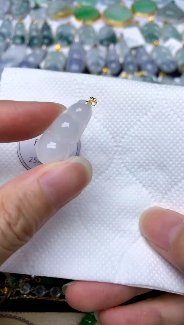 颈饰18K金镶嵌翡翠天然A货翡翠