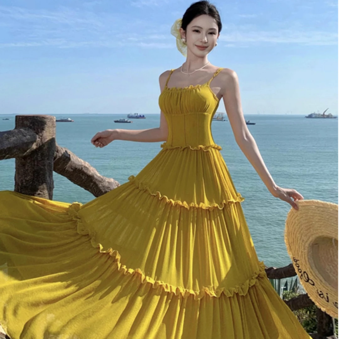 黄色木耳边花边褶皱收腰连衣裙显瘦吊带长裙海边度假大裙摆沙滩裙