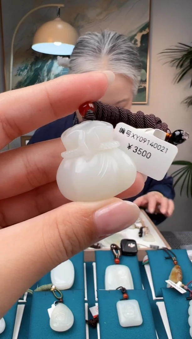 颈饰未镶嵌和田玉吊坠 XY
