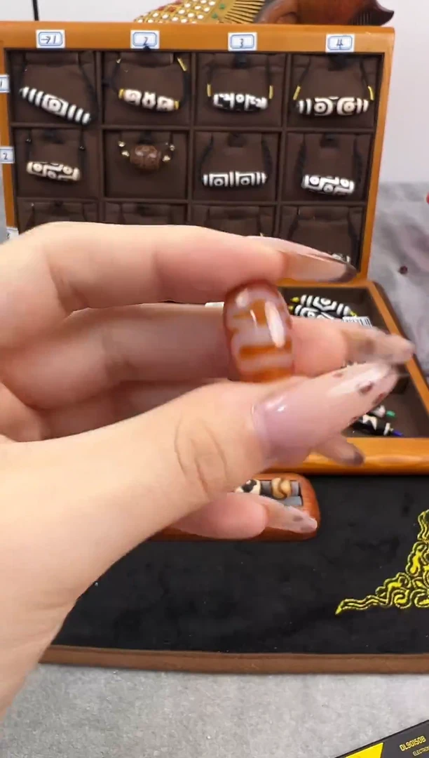 玛瑙/玉髓（覆膜）颈饰未镶嵌34微瑕随机发货