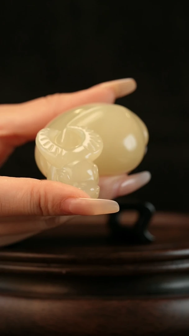 云南石竹叶青雕刻：扭转乾坤
