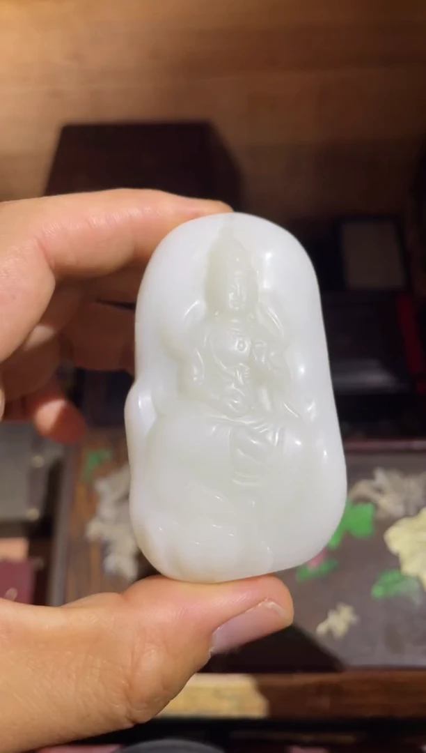 天然玉石未镶嵌颈饰白观音1件
