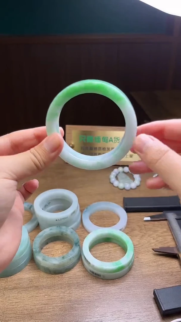 未镶嵌手镯定制翡翠香*定制