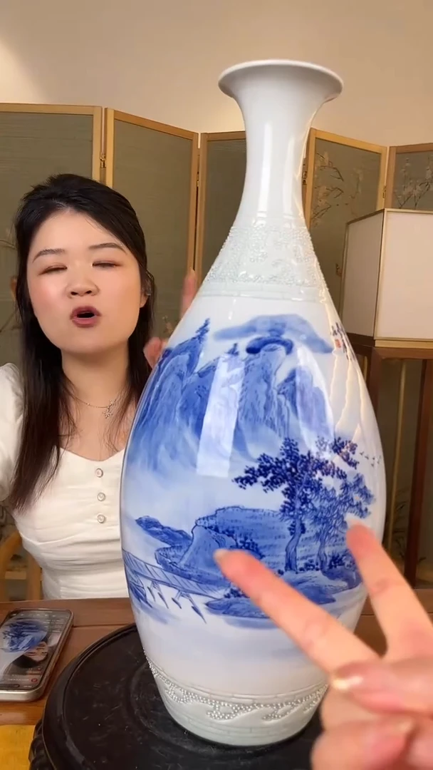摆件影青雕刻山水橄榄瓶