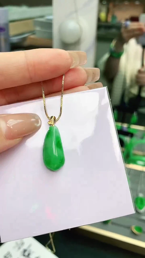 颈饰18K金镶嵌翡翠赠礼盒证书