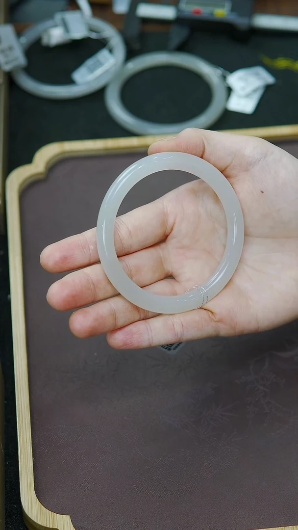 未镶嵌手镯和田玉59圈口冰烟紫美人条