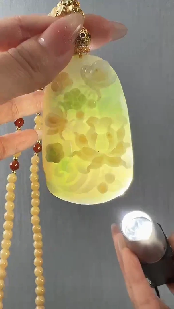 颈饰未镶嵌翡翠蝶恋花