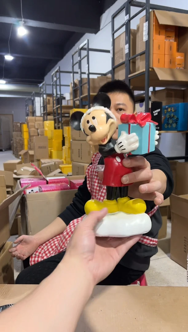 【闪购商品】杯原盒圣诞米奇抱礼物摆件