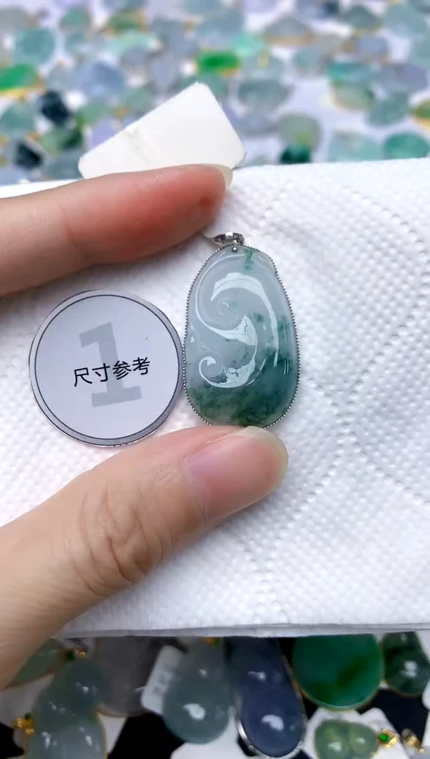 颈饰18K金镶嵌翡翠天然A货翡翠