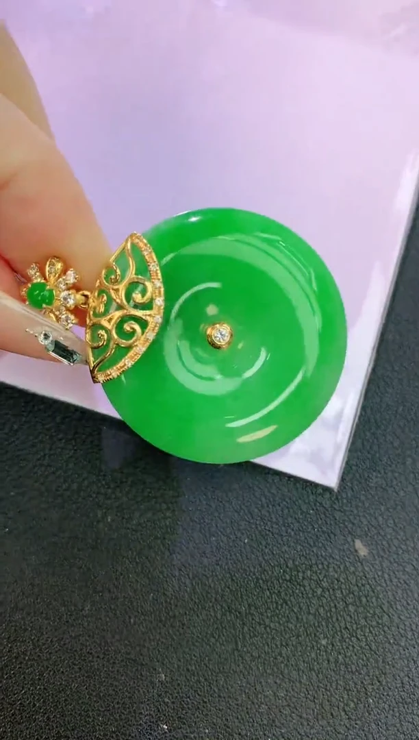 颈饰18K金镶嵌翡翠小*猪赠礼盒证书 麦麦
