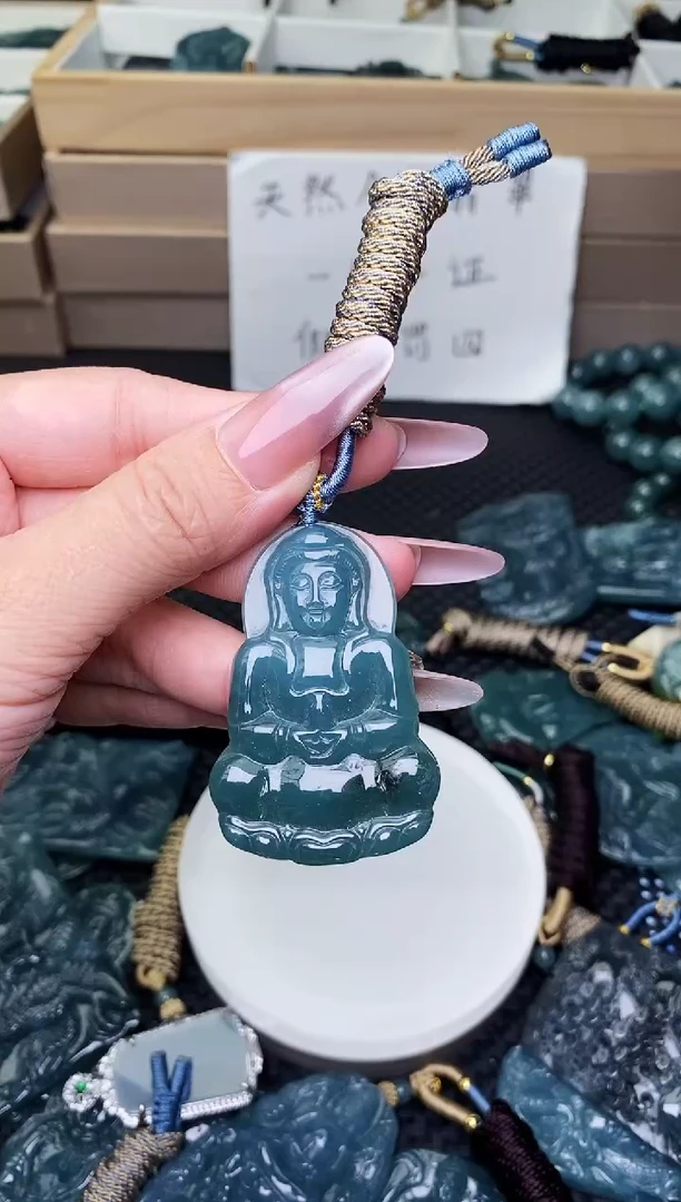 颈饰未镶嵌翡翠