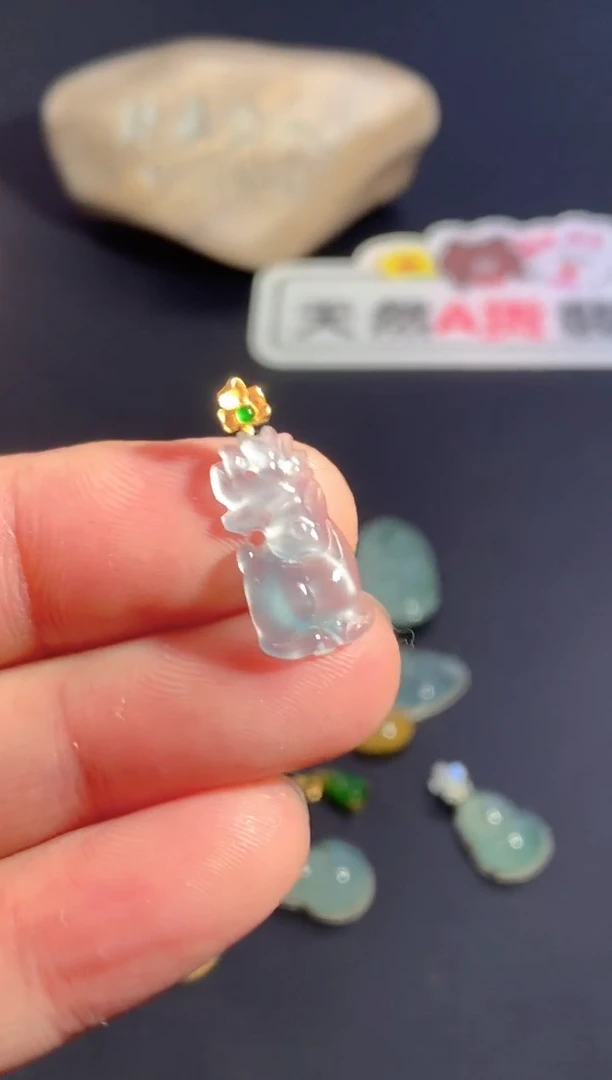 颈饰18K金镶嵌翡翠