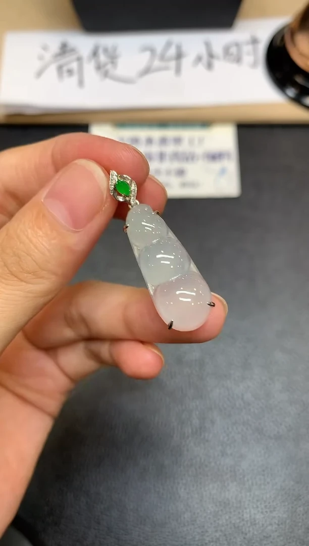 颈饰18K金镶嵌翡翠福豆【无服务费【24小时鉴赏期】