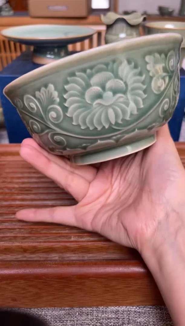 瓷器青瓷5.5英寸缠枝牡丹纹碗 微瑕