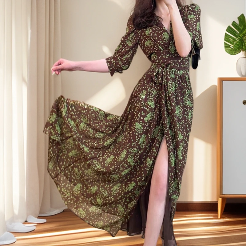 法式复古碎花V领女装高级气质高腰夏季连衣裙名媛赫本风温柔碎花