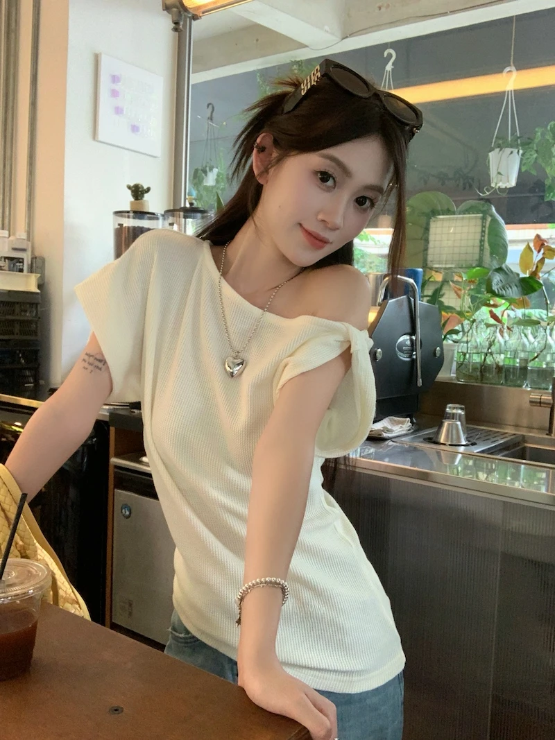 小众不规则绝美斜肩短袖T恤女夏季设计感修身显瘦露肩华夫格上衣