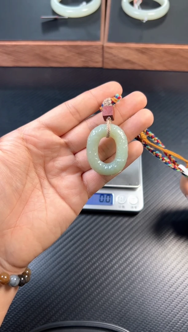 吊坠(赠链)未镶嵌和田玉且末微色差近矿