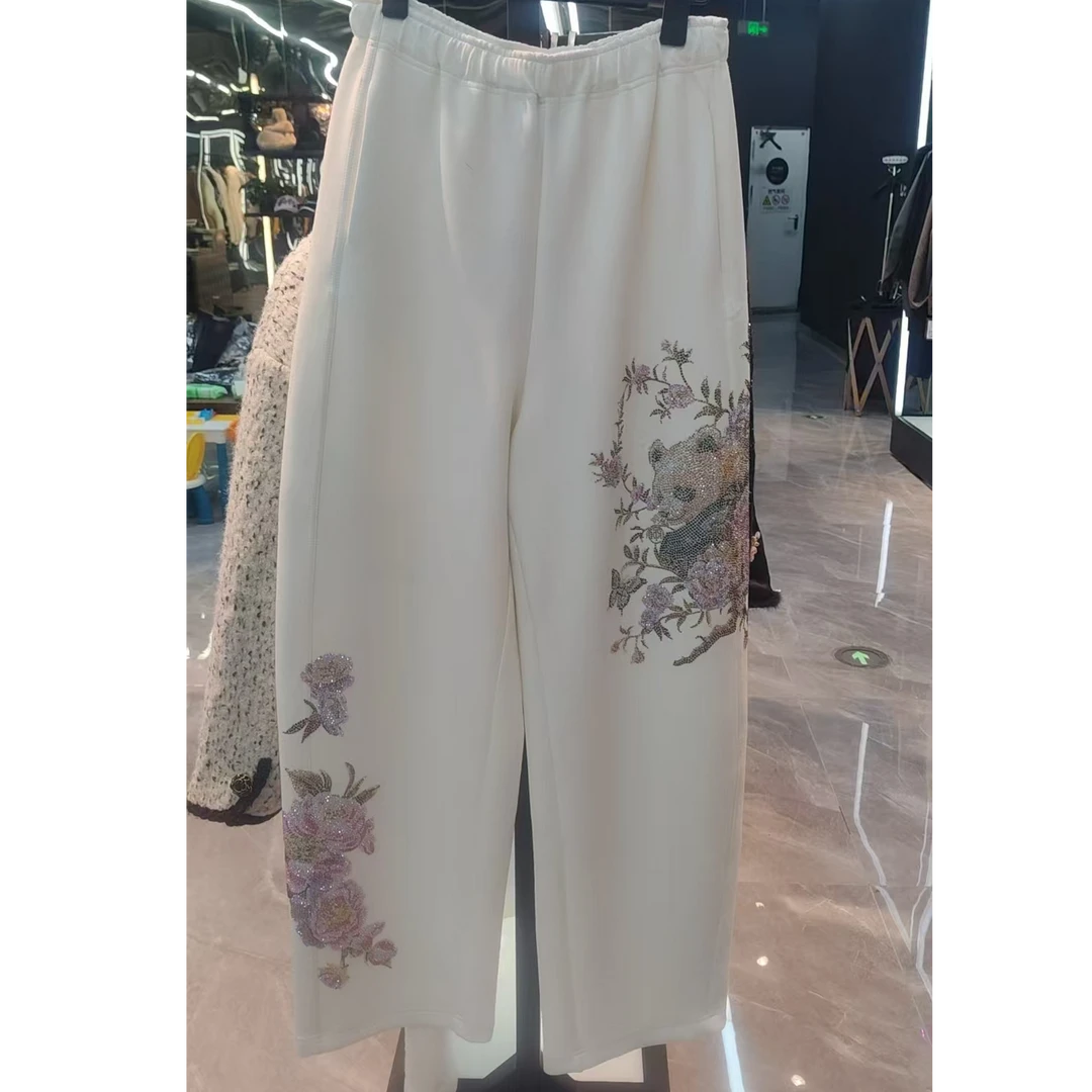 TCH服饰店播-潮牌重工熊猫刺绣烫钻休闲裤T72C206113