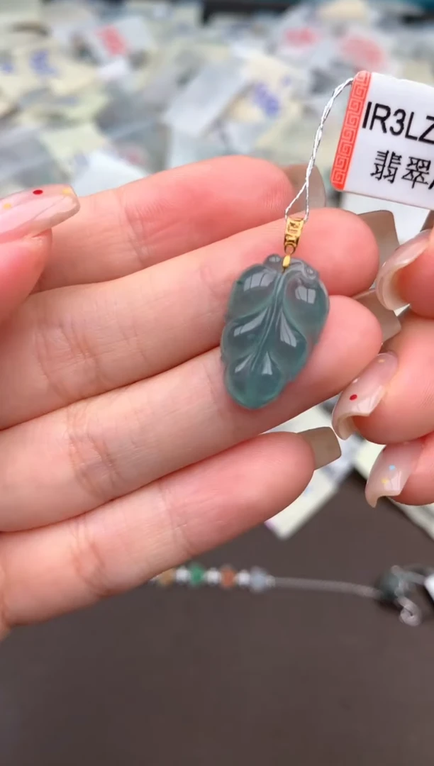 18K金镶嵌挂件翡翠一