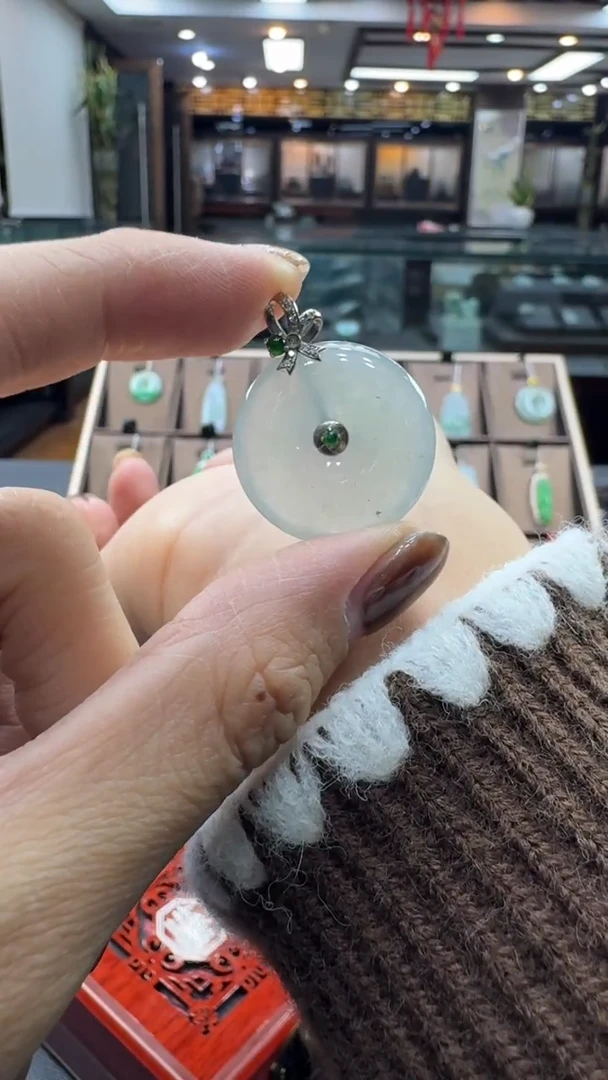 颈饰18K金镶嵌翡翠平安扣