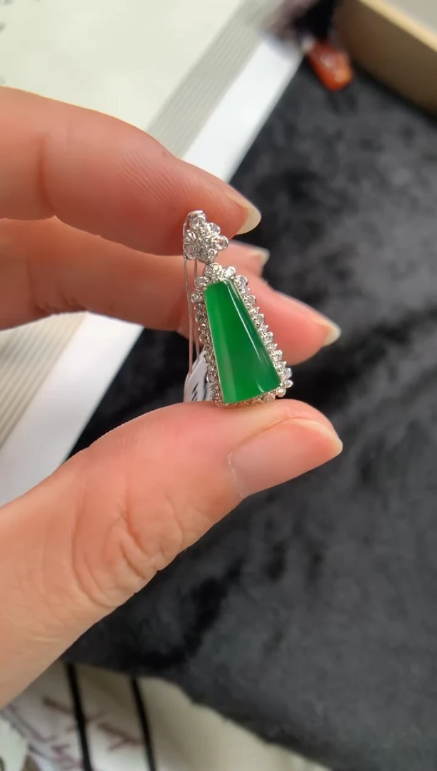 翡翠18K金镶嵌颈饰无事牌