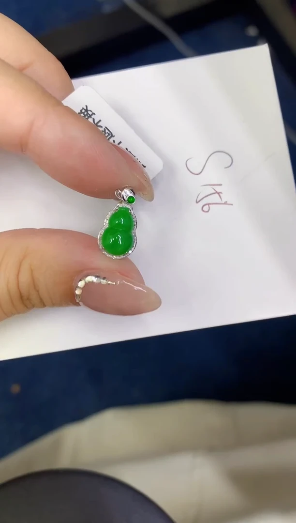 翡翠18K金镶嵌颈饰缅甸天然翡翠A货