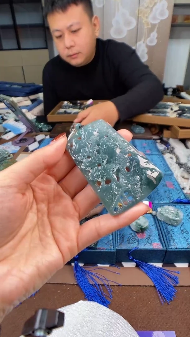 颈饰未镶嵌翡翠  多样性发其一