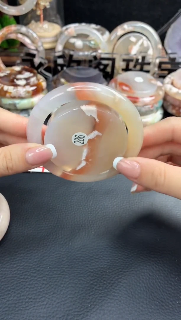 未镶嵌手镯（圆镯）石英质玉56