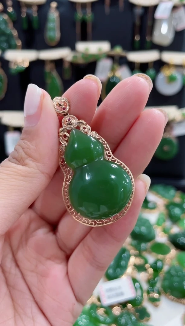 颈饰18K金镶嵌和田玉（碧玉）葫芦