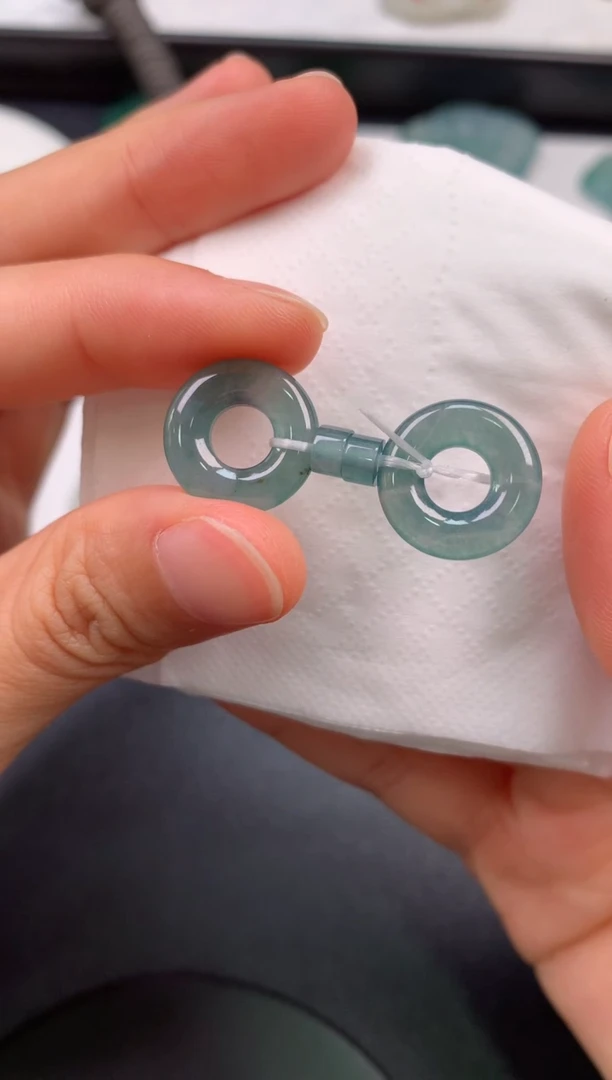 翡翠未镶嵌颈饰无鉴赏期无证书