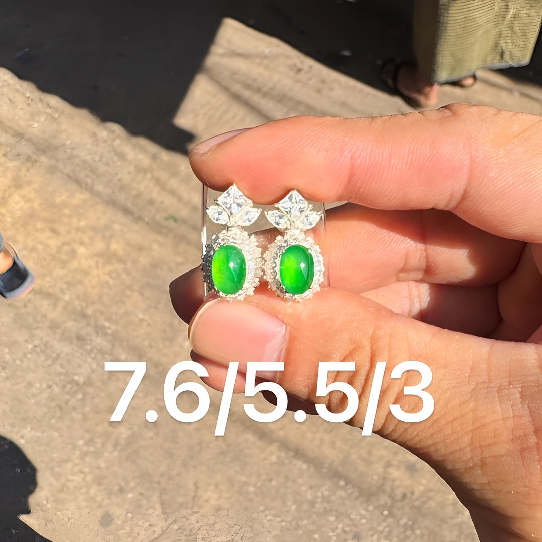 1221(小哪吒在源头)冰玻种翡翠浓阳辣绿耳钉干净肉细荧光足M250