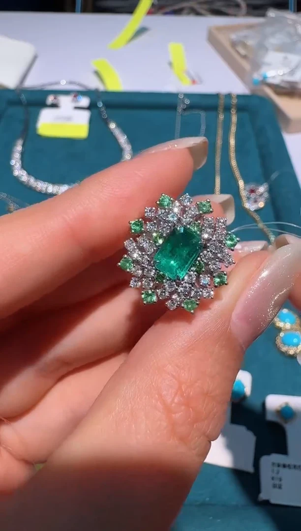 【闪购商品】祖母绿戒指18K金镶嵌93分祖母绿戒指