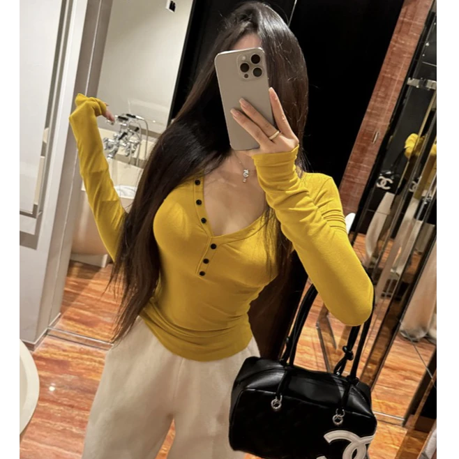 显白姜黄色辣妹打底衫长袖T恤2025春季新款修身显瘦V领内搭上衣