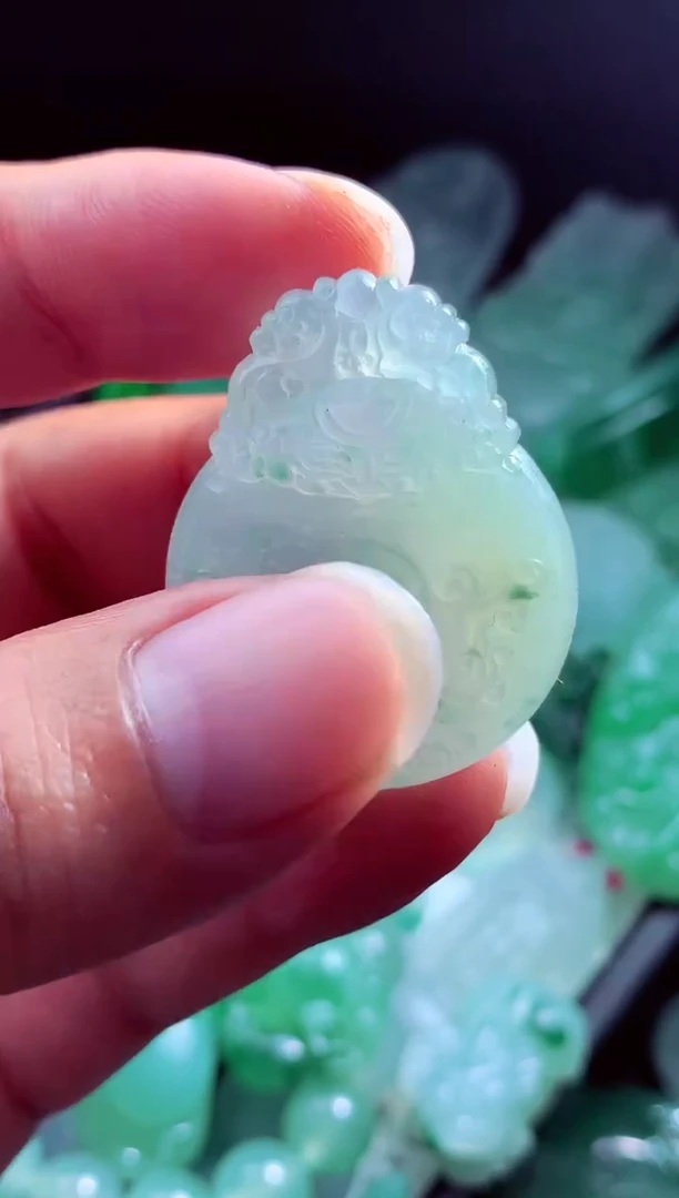 未镶嵌定制翡翠八****?翡翠毛货定制