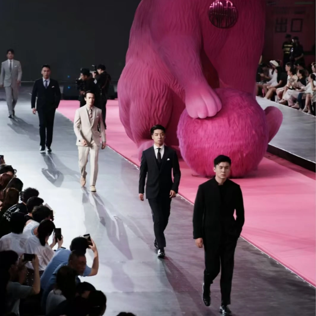 加号梵文刺绣经典时尚百搭冬季连帽黑色羽绒服KL01