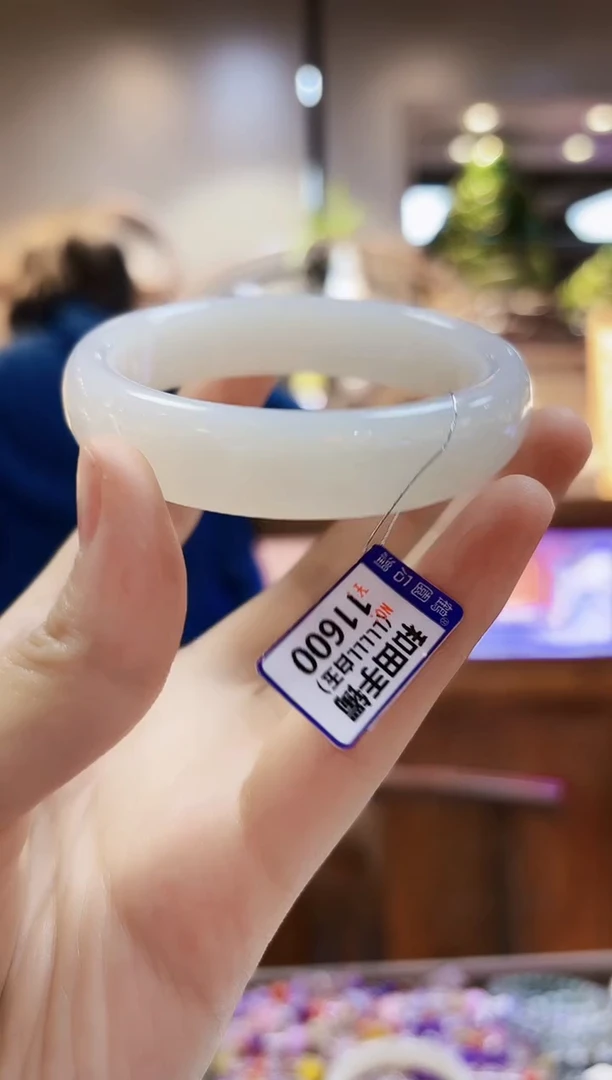 颈饰未镶嵌和田玉56手镯