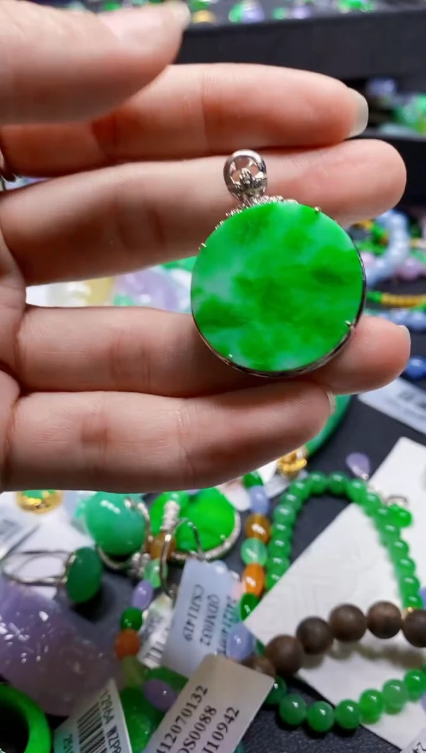 颈饰18K金镶嵌翡翠圆牌