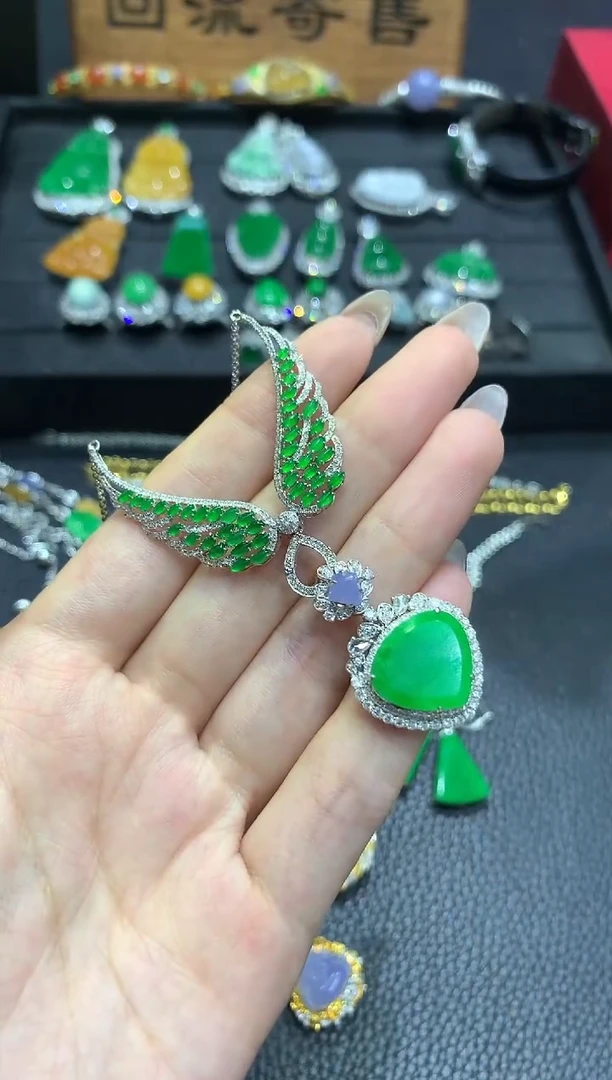 吊坠(赠链)18K金镶嵌翡翠71