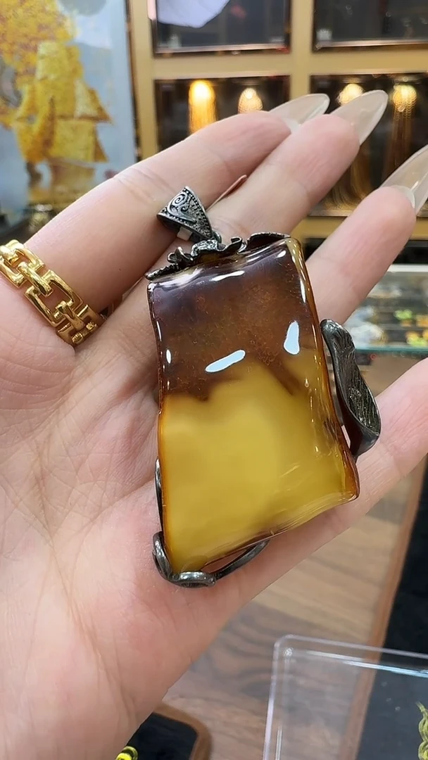 琥珀颈饰银S925镶嵌蜜蜡吊坠