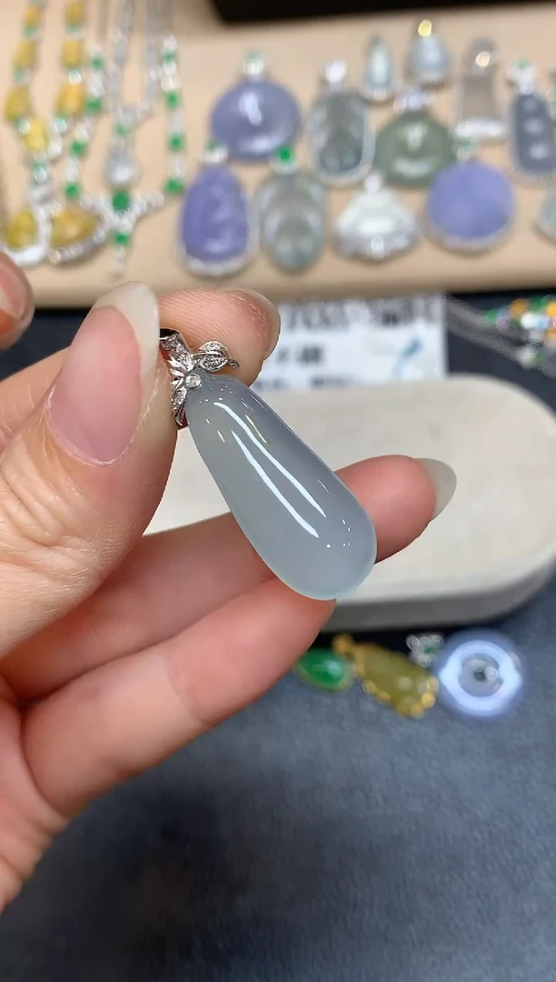 颈饰18K金镶嵌翡翠福瓜【无服务费