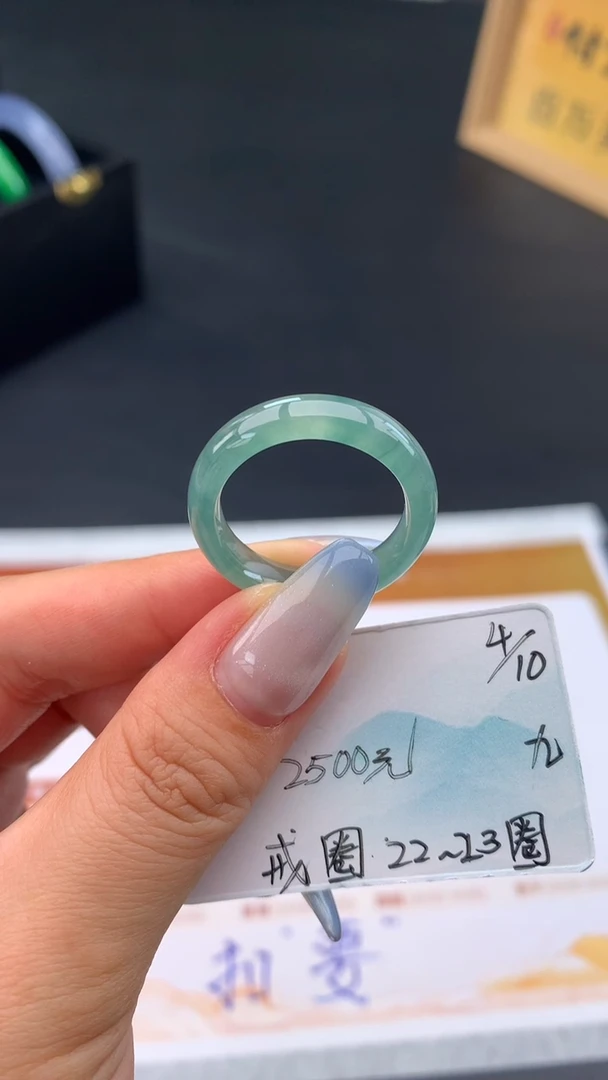 未镶嵌戒指翡翠自带#送人#，联系客服核对地址~