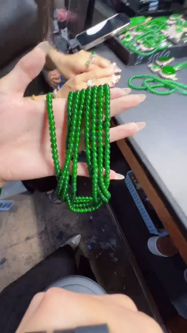 未镶嵌定制翡翠翡翠A货有轻微色差属于正常现象，珠链多样性发货1