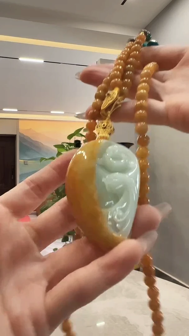 翡翠未镶嵌颈饰佛公