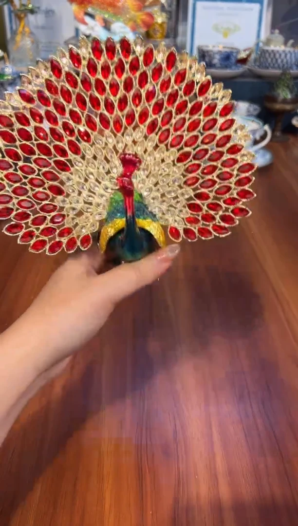 165红色大钻孔雀