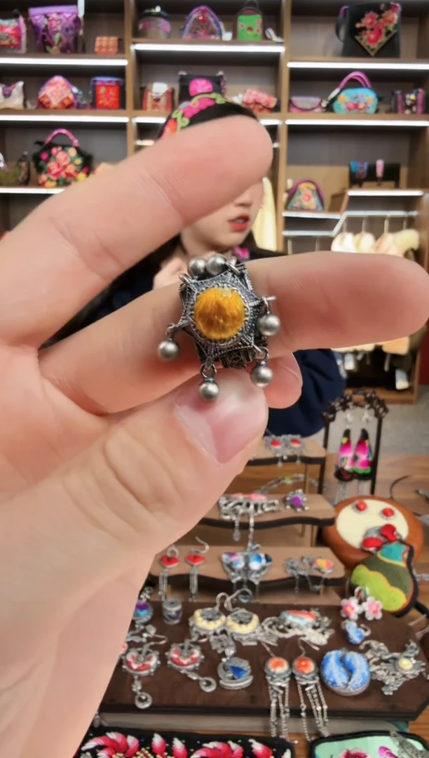 【闪购商品】织绣90蒙阿苏苗绣传承