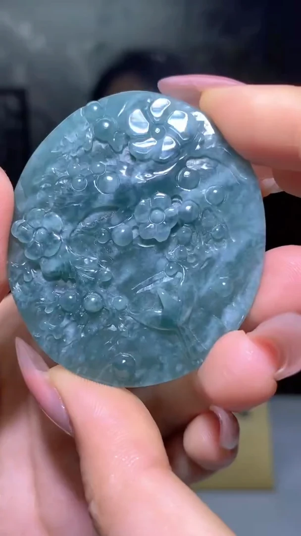 翡翠未镶嵌颈饰雕刻