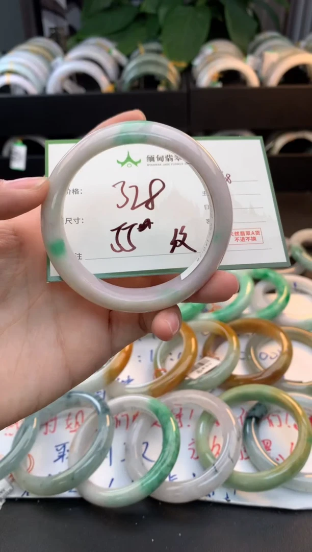 未镶嵌定制翡翠毛货需精细抛光+多人